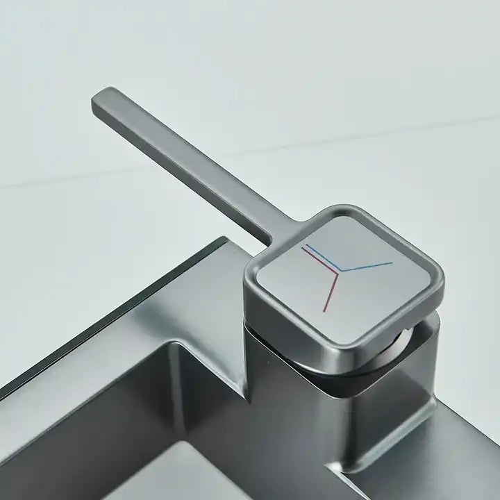 Akıllı Dijital LED Ekranlı Musluk – Sıcaklık Göstergeli Modern Banyo Bataryası